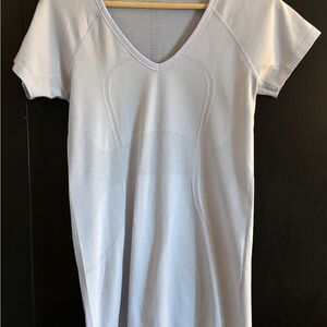 lululemon athletica Light Gray V-Neck Short Sleeve Tee